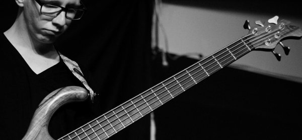A 2016-os év basszusgitárosai között Bartók Vince